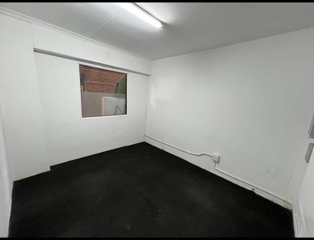 301M² WAREHOUSE TO LET IN LASER PARK